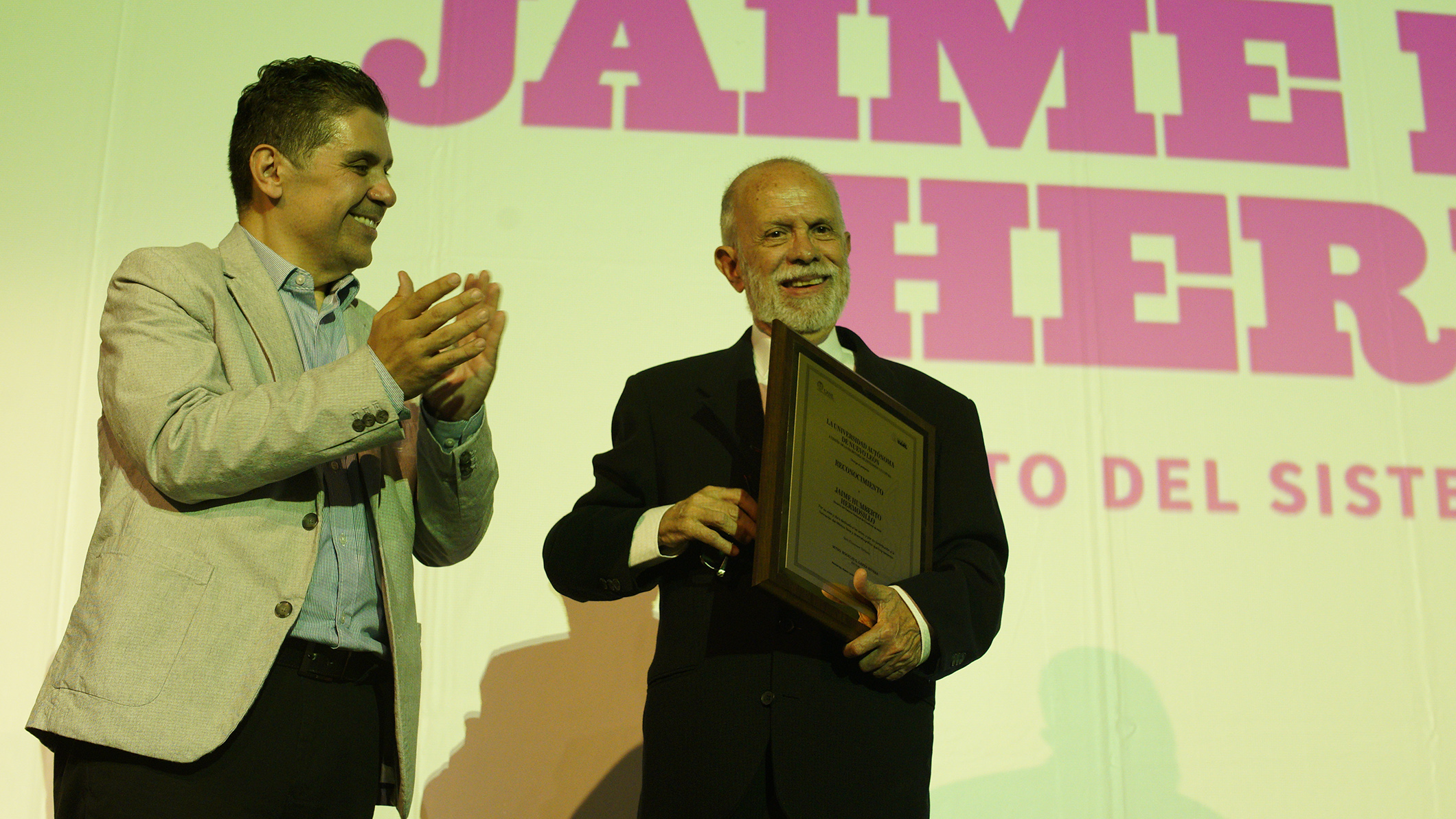 Recibe Jaime Humberto Hermosillo reconocimiento de la UANL en el FIC.